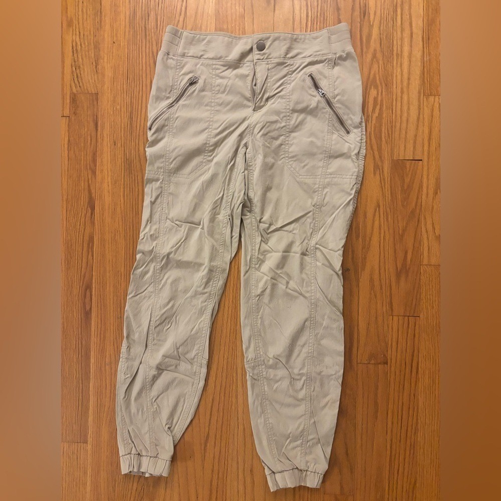 Athleta La Viva Joggers Khaki Beige Women 6 Hiking Travel Utility Cargo Pants